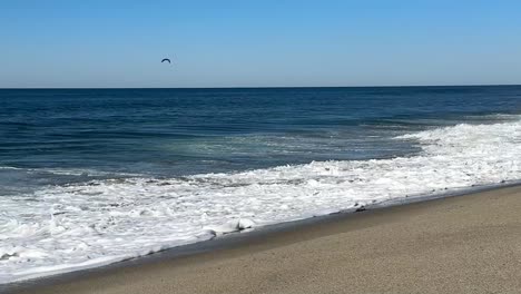 Imágenes-En-Alta-Definición-De-Personas-Jugando-En-La-Playa-En-Un-Hermoso-Día-Soleado