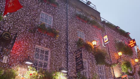 Christmas-details-at-the-famous-"the-Temple-Bar"-in-the-bar-district-of-Dublin,-Ireland