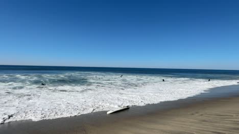 Imágenes-En-Alta-Definición-De-Personas-Jugando-En-La-Playa-En-Un-Hermoso-Día-Soleado