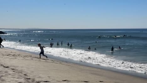 Imágenes-En-Alta-Definición-De-Personas-Jugando-En-La-Playa-En-Un-Hermoso-Día-Soleado