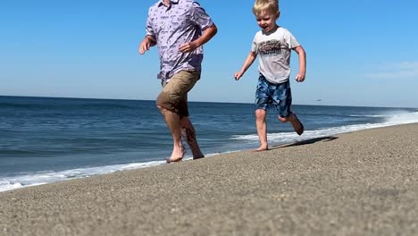 Imágenes-En-Alta-Definición-De-Personas-Jugando-En-La-Playa-En-Un-Hermoso-Día-Soleado