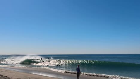 Imágenes-En-Alta-Definición-De-Personas-Jugando-En-La-Playa-En-Un-Hermoso-Día-Soleado