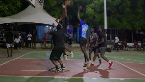 Cámara-Lenta-De-Acción-Defensiva-Exitosa-En-El-Equipo-De-Baloncesto,-Los-Negros-Juegan-Juntos-Por-La-Noche