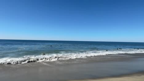 HD-Aufnahmen-Von-Menschen,-Die-An-Einem-Schönen-Sonnigen-Tag-Am-Strand-Spielen