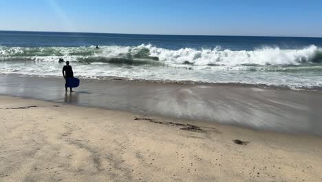 HD-Aufnahmen-Von-Menschen,-Die-An-Einem-Schönen-Sonnigen-Tag-Am-Strand-Spielen