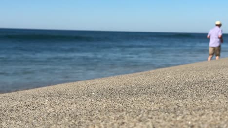 Imágenes-En-Alta-Definición-De-Personas-Jugando-En-La-Playa-En-Un-Hermoso-Día-Soleado