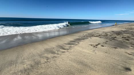 HD-Aufnahmen-Von-Menschen,-Die-An-Einem-Schönen-Sonnigen-Tag-Am-Strand-Spielen