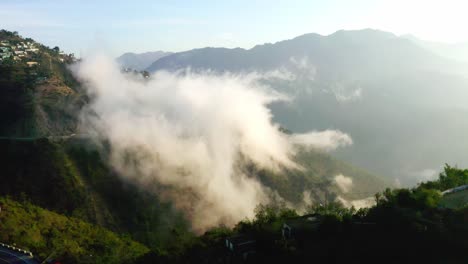 Cámara-Aérea-Con-Drones-Filmada-Cinematográficamente,-Muchas-Casas-Y-Montañas-Son-Visibles-Por-Encima-De-La-Salud.