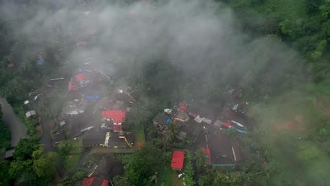 Vista-Aérea-De-Drones,-La-Cámara-De-Drones-Se-Dirige-Hacia-El-Lado-Donde-Hay-Muchas-Casas-Pisándole-Los-Talones