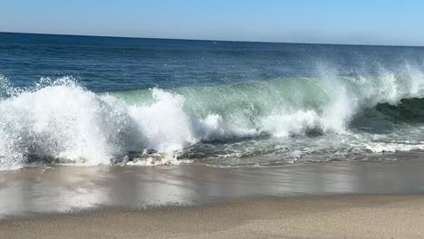 Imágenes-En-Alta-Definición-De-Personas-Jugando-En-La-Playa-En-Un-Hermoso-Día-Soleado