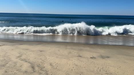 Imágenes-En-Alta-Definición-De-Personas-Jugando-En-La-Playa-En-Un-Hermoso-Día-Soleado