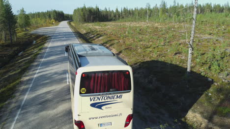 Cámara-Aérea-Persigue-El-Autobús-Turístico-De-Ventoniemi-En-La-Zona-Rural-De-Finlandia-Boreal