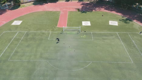 Entrenamiento-De-Portero-De-Tiro-Aéreo-En-La-Cancha-Por-La-Tarde.