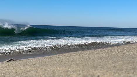 Imágenes-En-Alta-Definición-De-Personas-Jugando-En-La-Playa-En-Un-Hermoso-Día-Soleado