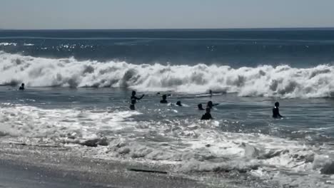 Imágenes-En-Alta-Definición-De-Personas-Jugando-En-La-Playa-En-Un-Hermoso-Día-Soleado