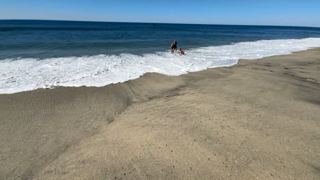 HD-Aufnahmen-Von-Menschen,-Die-An-Einem-Schönen-Sonnigen-Tag-Am-Strand-Spielen