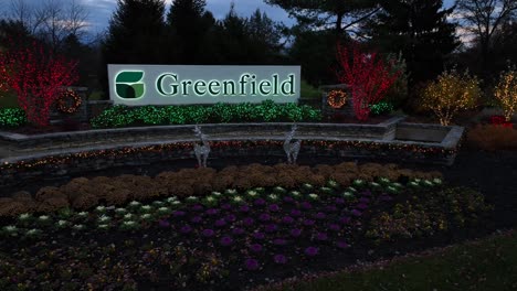 Luftschwenkaufnahme-Eines-Greenfield-Schildes-Im-Mit-Weihnachtsbeleuchtung-Geschmückten-Bürogewerbepark---Lancaster,-USA