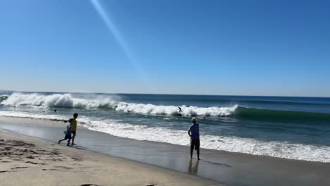 HD-Aufnahmen-Von-Menschen,-Die-An-Einem-Schönen-Sonnigen-Tag-Am-Strand-Spielen