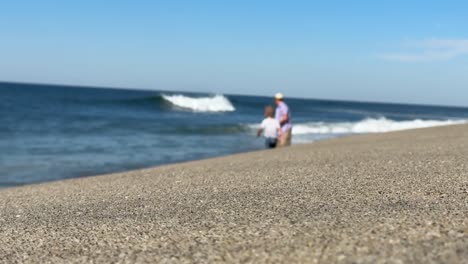 Imágenes-En-Alta-Definición-De-Personas-Jugando-En-La-Playa-En-Un-Hermoso-Día-Soleado