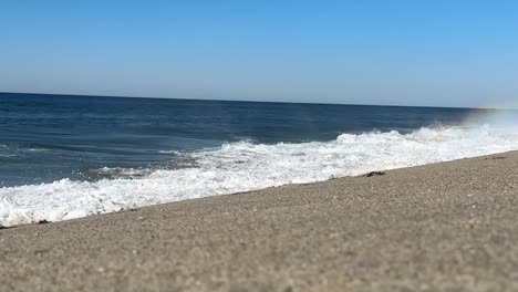 HD-Aufnahmen-Von-Menschen,-Die-An-Einem-Schönen-Sonnigen-Tag-Am-Strand-Spielen