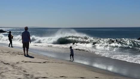 Imágenes-En-Alta-Definición-De-Personas-Jugando-En-La-Playa-En-Un-Hermoso-Día-Soleado