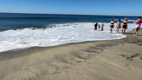 Imágenes-En-Alta-Definición-De-Personas-Jugando-En-La-Playa-En-Un-Hermoso-Día-Soleado