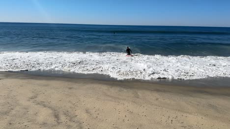 HD-Aufnahmen-Von-Menschen,-Die-An-Einem-Schönen-Sonnigen-Tag-Am-Strand-Spielen