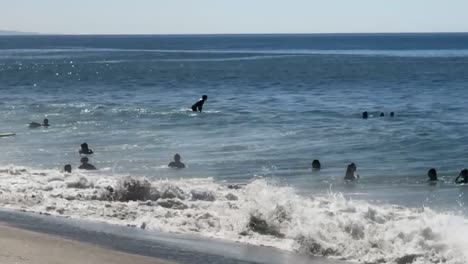 Imágenes-En-Alta-Definición-De-Personas-Jugando-En-La-Playa-En-Un-Hermoso-Día-Soleado