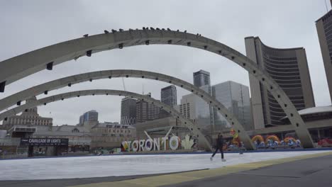 Gente-Patinando-Sobre-Hielo-En-El-Ayuntamiento-En-El-Centro-De-Toronto.