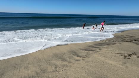 HD-Aufnahmen-Von-Menschen,-Die-An-Einem-Schönen-Sonnigen-Tag-Am-Strand-Spielen