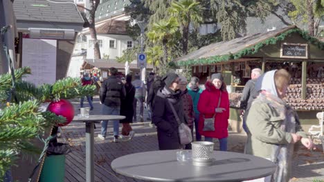 Personas-Y-Puestos-En-El-Mercado-Navideño-En-Meran---Merano,-Tirol-Del-Sur,-Italia