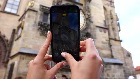 POV-Aufnahme-Einer-Touristin,-Die-Mehrere-Fotos-Der-Prager-Astronomischen-Uhr-Macht