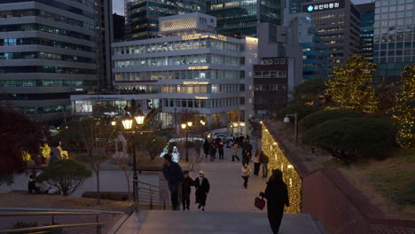 Koreaner-Reisen-Bei-Sonnenuntergang-Im-Myeongdong-Cathedral-Park-Mit-Seouler-Büro-Wolkenkratzern-Im-Hintergrund