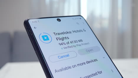 Detalle-De-Instalación-De-La-App-Traveloka-Hoteles-Y-Vuelos-En-Un-Celular