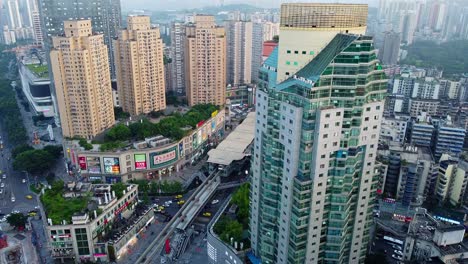 Impresionante-Vista-Aérea-Del-Centro-De-La-Ciudad,-La-Estación-De-Metro-De-La-Plaza-Jiulongpo-Y-Los-Rascacielos-En-Chongqing,-China