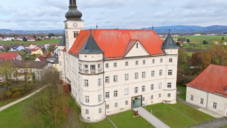 Castillo-De-Hartheim-En-Austria-Durante-El-Día---Disparo-De-Drones