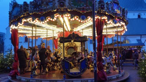 Carrusel-Infantil-En-Un-Mercado-Navideño-En-Dinamarca.