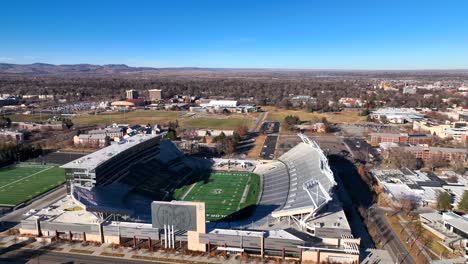 Drohnenflug-Zum-Leeren-Collage-Fußballstadion-In-Fort-Collins,-Colorado,-USA