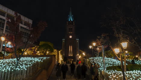 Nachtzeitraffer-Der-Myeongdong-Kathedrale-–-Menschen,-Die-Die-Stufen-Zur-Kathedrale-Hinauf--Und-Hinuntergehen