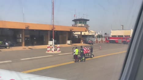 Personas-Que-Trabajan-En-La-Pista-De-Aterrizaje-Del-Aeropuerto-Antes-De-Que-El-Avión-Despegue-Para-Viajes-Internacionales.