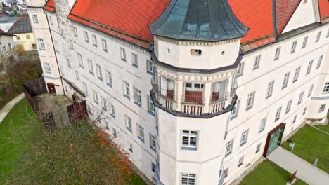 Castillo-De-Hartheim-En-Alkoven,-Alta-Austria---Primer-Plano-Aéreo