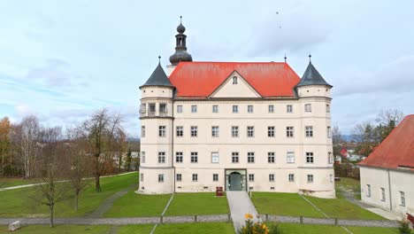 Toma-De-Drone-Del-Castillo-De-Hartheim-En-Alkoven,-Alta-Austria