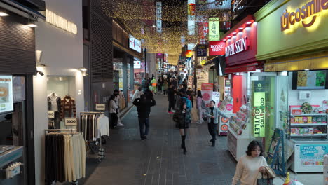 Gente-De-Compras-En-Las-Calles-Peatonales-Del-Mercado-Nocturno-De-Myeongdong