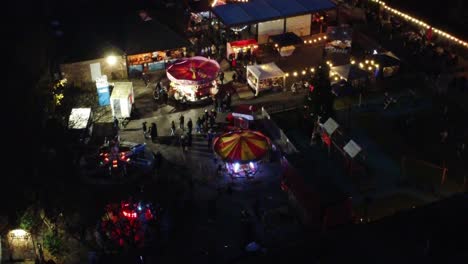 Beleuchtetes-Weihnachtsfest-Auf-Dem-Parkplatz-In-Der-Nachbarschaft-Bei-Nacht,-Luftaufnahme