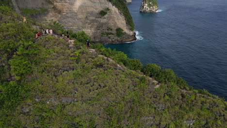 Kelingking-Beach-Hill-Climb-In-Nusa-Penida,-Indonesien