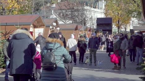 Visitantes-Y-Puestos-En-El-Mercado-Navideño-De-Meran-–-Merano,-Tirol-Del-Sur-A-Finales-De-Noviembre.