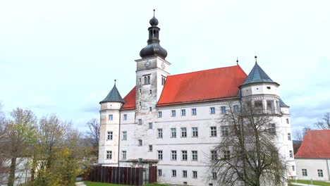 Castillo-Hartheim-En-Alkoven,-Alta-Austria---Disparo-Con-Dron