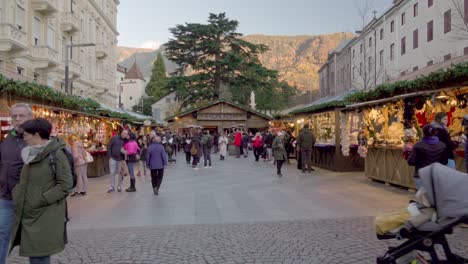 Visitantes-Y-Puestos-En-El-Mercado-Navideño-De-Meran---Merano-A-Finales-De-Noviembre.