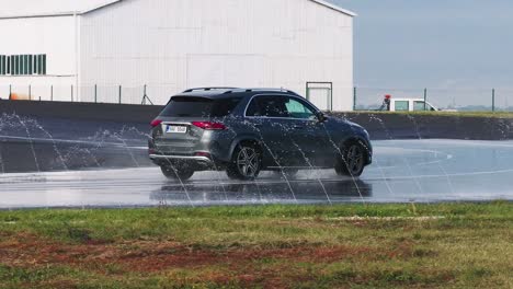 Nuevo-Mercedes-Suv-Conduce-Sobre-Asfalto-Mojado-Pista-De-Escuela-De-Conducción-Segura