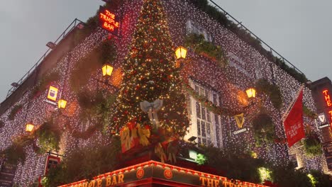 Último-Piso-Del-Temple-Bar-Con-Decoración-E-Iluminación-Completas-Para-Navidad.